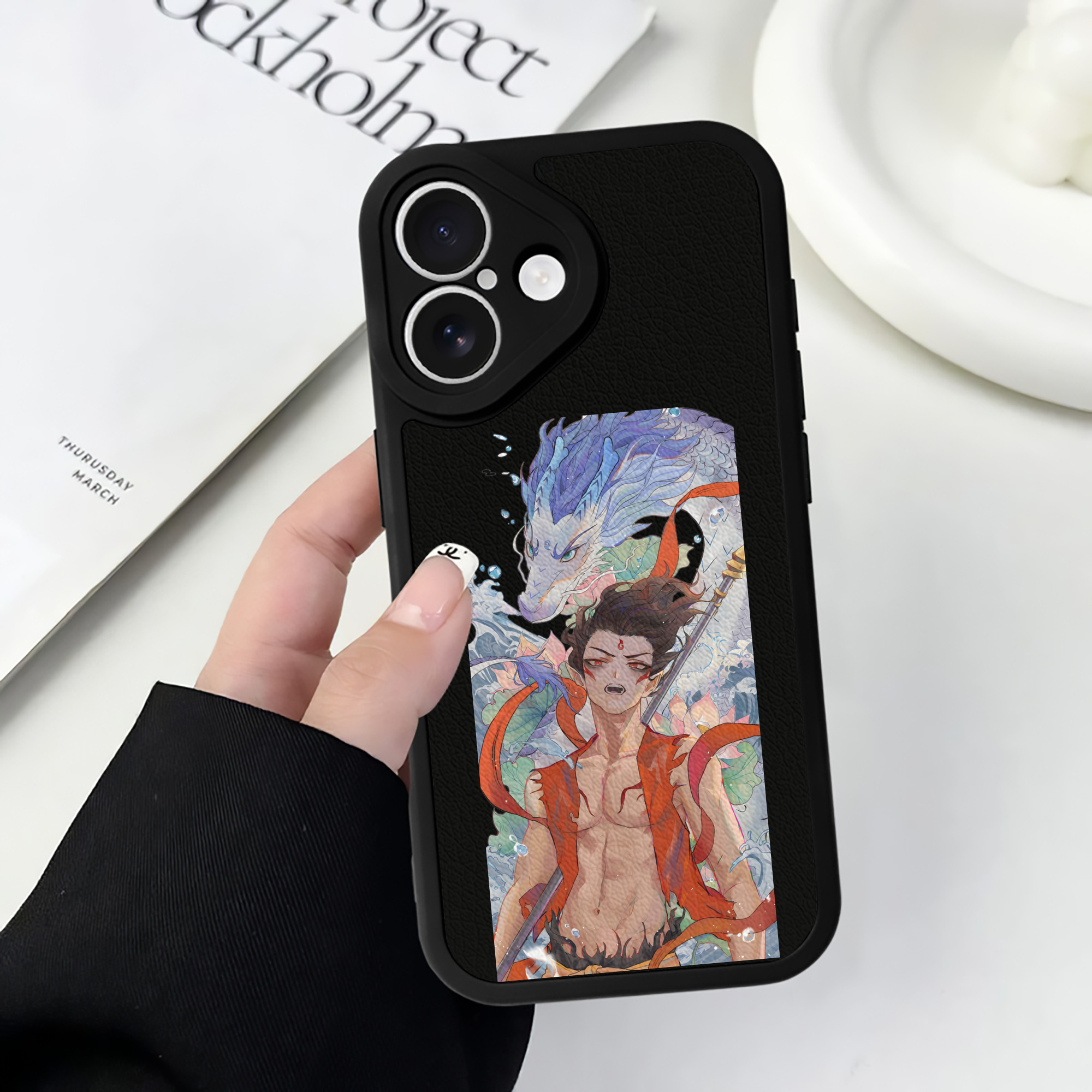 （画像用） Ne Zha 2 ナタ 魔童の大暴れ 【iPhone 16シリーズ対応】シリコンスマホケース（レザー調） 材質：シリコン
